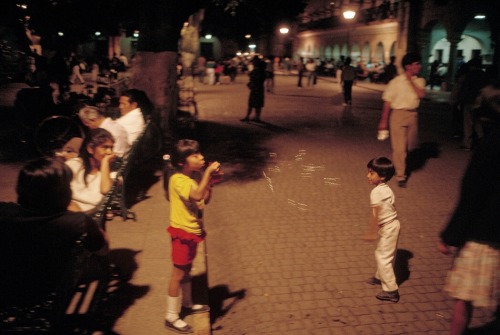 cubaypuertoricoson: David Alan Harvey MEXICO. Oaxaca. Oaxaca City. 1992. Central Park street scene. 