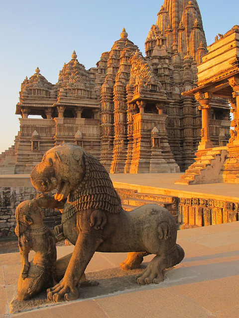 mymindmyworldmyrules:  visitheworld:  Light of the Gods, Khajuraho / India (by Indianajules travels).  That’s my kind of dog. 