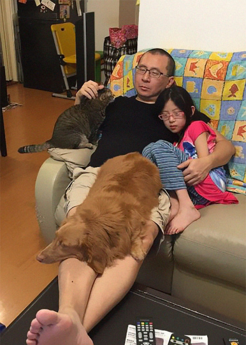 catsbeaversandducks: Father, Daughter And Pets Take The Same Photo For 10 Years Via Bored Panda 