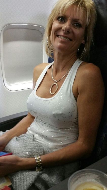 heissespaarposts: pinktacodreamer:Flight time. hmm great boobs