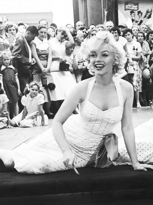 Sex deforest:  Marilyn Monroe prepares to sign pictures