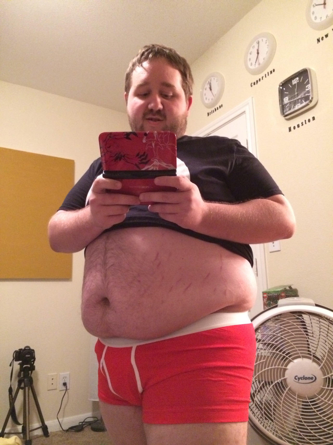 imhereforthemen:  Tummy Tuesday!! I want to touch… (14x28) 