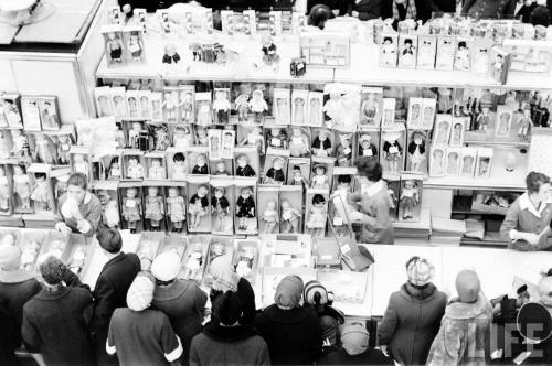 Shopping for dolls in Moscow(James Whitmore. 1961)