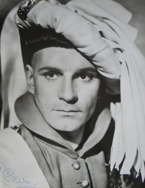 gentleherald:@leeks-is-good @maluoliowithin here’s Laurence Olivier’s Henry V in a hat to make Henry