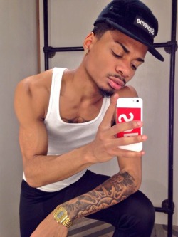 lightskinnedboys:  His lips 