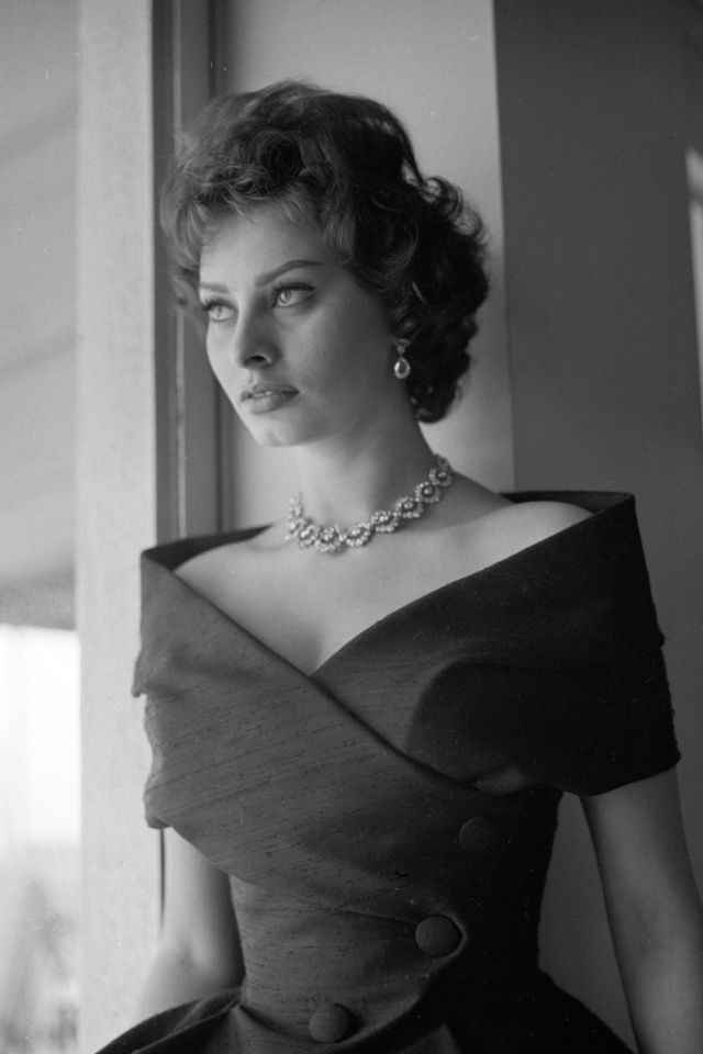 Sophia Loren wearing Christian Dior's Caracas in Aleoutienne silk by Staron (Spring/Summer 1957)