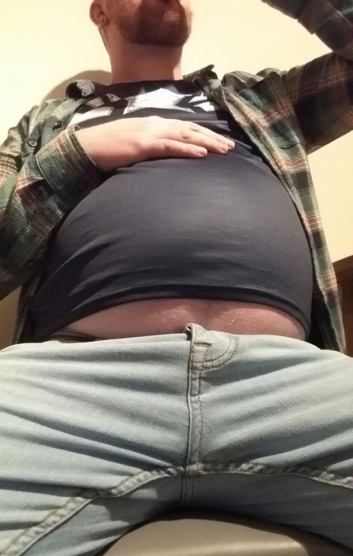 greggystuff:  growingexjock1986: Beet belly in progress  Drink my boy, drink….beer bellies don’t grow without beer, lots of beer. 