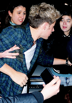 harrystylesdaily:  Niall leaving Hill and Country Bar & Restaurant in NYC - 12/08 (HQs) 