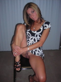 extrahotmoms:  Find a hot MILF in your area!