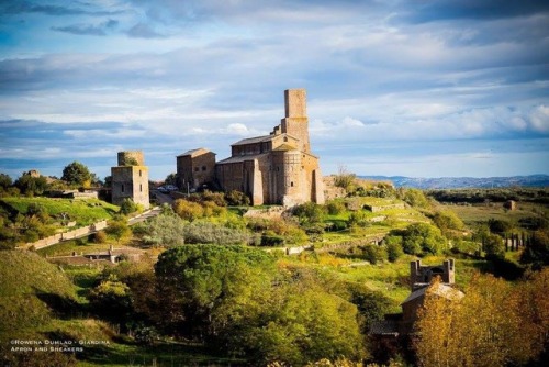 The Church of St. Peter in Tuscania in Italy. Stunning view isn’t it? #tuscania #viterbo #tuscia #ch