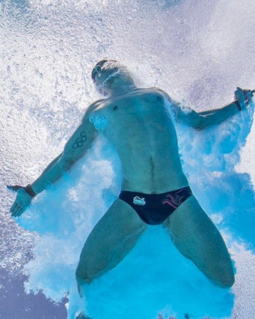 This is so fucking sexy a boys willy popping out his Speedo espesh Tom Daley’s cock slipping d