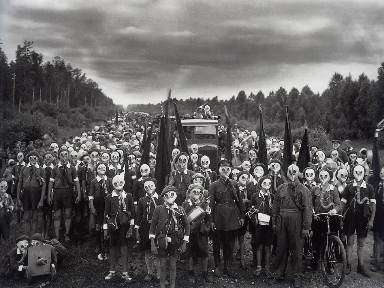 Victor Bulla - Masques à gaz, Miyakejima, archipel d'Izu, Japon.