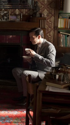 benedictervention:  moriartystiger:  qui-lok:  He looks so harmless like this; simply enjoying a nice cup of tea.  better than pissing in the fucking fireplace who does that  Yeah Jim was a civilised psychopath! 