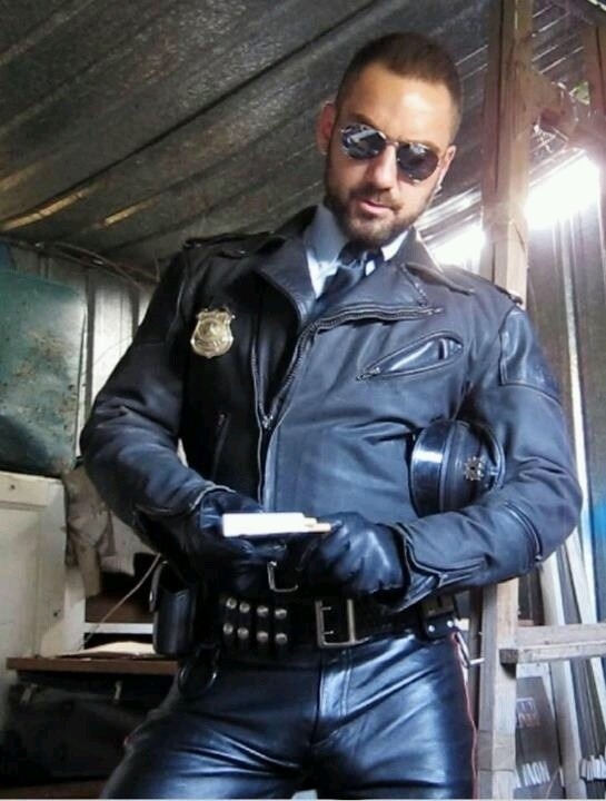 haus-o-ass:  STUDS IN GLASSES…WOOF…ARREST ME FUKR!!