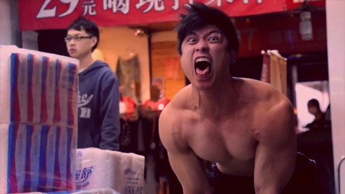 halfguardaroundtheworld:  joeperdepoepie:  “No gym? I’ll lift the world!”  This dude 