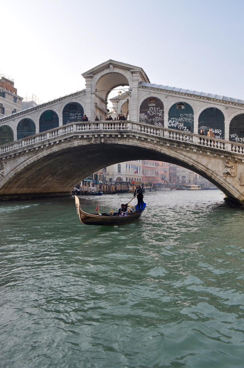 travelingcolors:  Rialto bridge, Venice | Italy (by Nacho Coca)Find me on Instagram