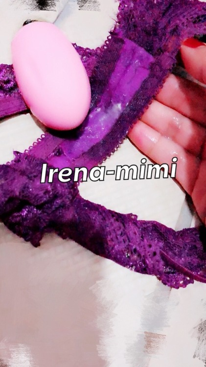 irena-mimi: 這幾天上班壓力蠻大的⋯⋯休息時間跑到洗手間裡面偷玩跳蛋紓壓放鬆一下心情☺️☺️ 淫蕩的騷穴一直湧出大量的蜜汁 也可能因為生理期要來前特別敏感！特別飢渴 一整天都平復不了心裡那股