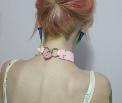 baby-perv:  sara-meow:  Here’s the new padlocks I ordered for the collars :3 Modelled by le sista  famous neck model whuddup 