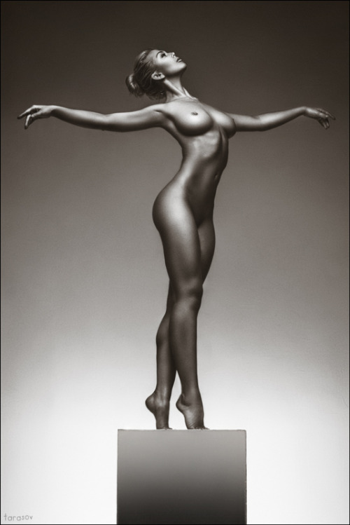 titillate-me:  by Michael Tarasov