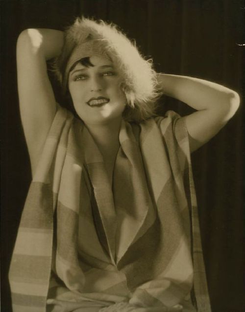 vintageeveryday:38 glamorous photos of classic beauties taken by Ruth Harriet Louise in the 1920s. https://painted-face.com/