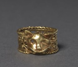 gemma-antiqua:Mixtec gold ring with a feline’s head flanked by two snakes, dated to c. 1200-1521. Found in Mexico. Source: British Museum.