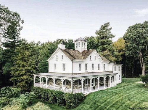 farmhouselove:  What a lovely farmhouse!📷