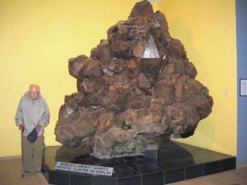 missjraffe: infinite-macro-kozmik: World’s largest quartz crystal amazing. it looks just like 