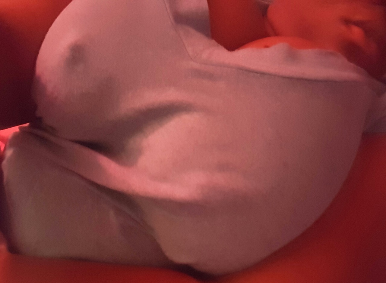 mzlilfreak19:  Over here trying not to cream on my sheets 😏