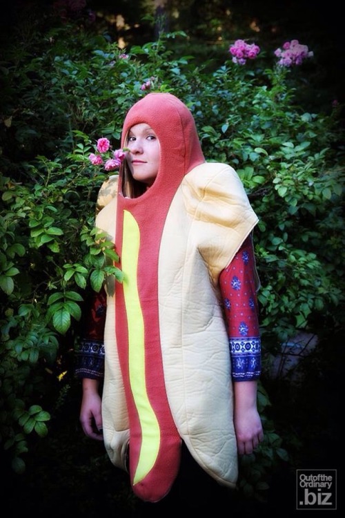 joshpeck:my friend had her senior portraits done in a hotdog suit