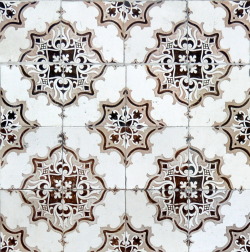 modisme:  thetilesoflisbon:  http://pedrovilaverdephotography.blogspot.pt/http://thetilesoflisbon.tumblr.com/ © Pedro Vilaverde  La vie est belle! // Checking out new followers’ blogs! 