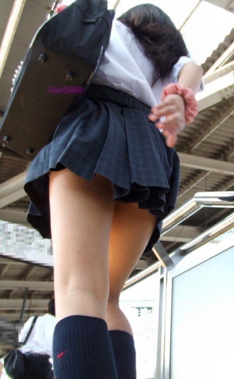 ko6kke: 極抜きライフ～素人極エロ画像 ： 舐めるために存在するだろ・・・街中JK太もも画像 bit.ly/KpypEi