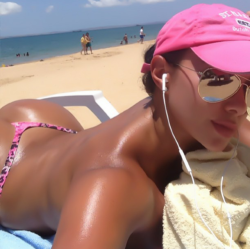 bikini-selfies:  Dat azz!