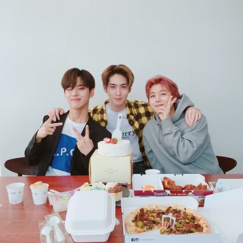 yeo1:Shinwon, Jinho & Hongseok fancafe updateHappy Birthday hyungs~-Shinwon, the dongsaeng who r