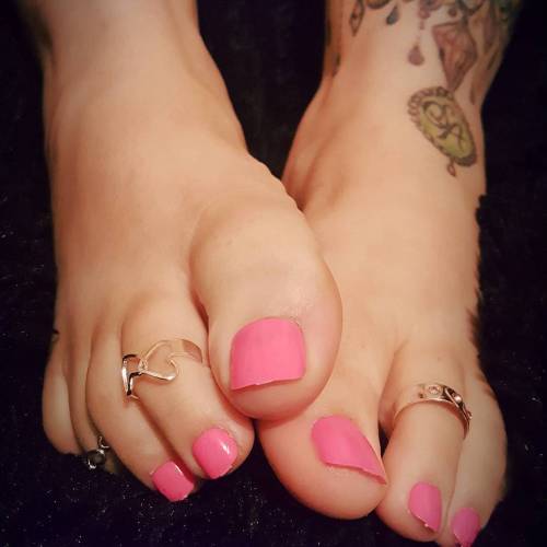 lolaspaws: #soles #toes #teamprettyfeet #instafeet #prettyfeet #prettytoes #perfectfeet #perfecttoes