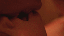 jkeexd:  Me beija de um jeito que me deixa com vontade de te jogar na cama e tirar toda sua roupa! 