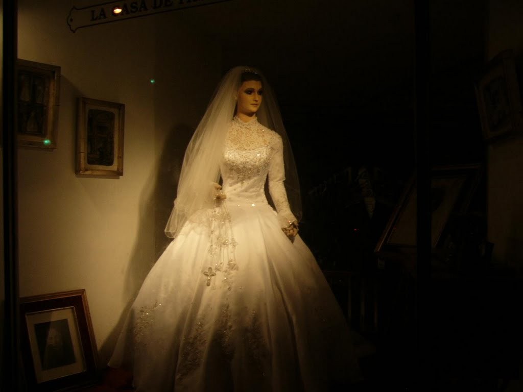 365daysofhorror:  A Mexican Bridal Shop Mannequin Looks Just Like A Preserved Human