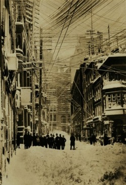 These photos of a morass of telephone wires in New York City