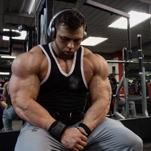 muscleslave46:  WOW  AWSOME  AND HOT 