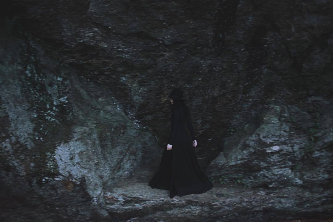 dreamboatcourtney:  Stony ledges perfect for perching, or for stepping off into eternity.