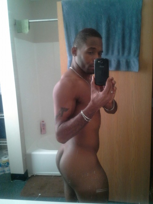 kingrjrockemroyale:  Love being naked lol