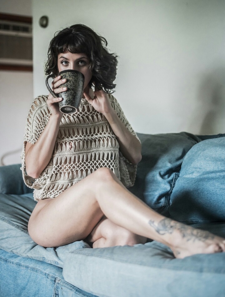 danibbarefeet:  Sexy foot fetish model Kristie Yoginny loves hidding behind her tea,