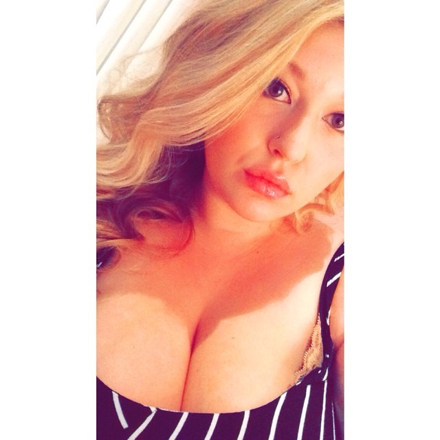 plus-size-barbiee:  Bet you wishin you could clutch that 💋