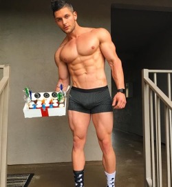 guysinshortsandsocks:  You know they are hot!