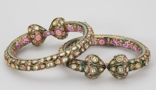 Pair of anklets, made in India in the 19th century (source).