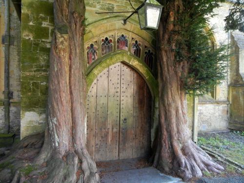 elf-of-lorien:imustnotfearfearisthemindkiller:Medieval church door in Gloucestershire believed to be