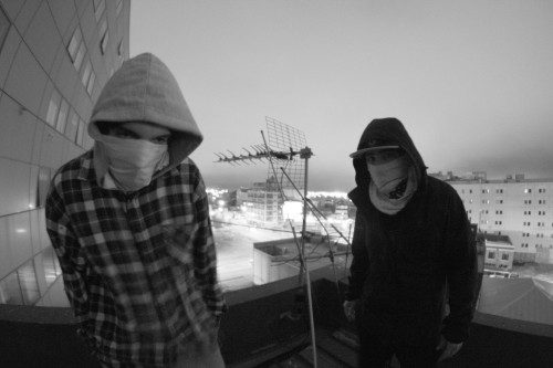 myurbanology:  Roof top walkers.  