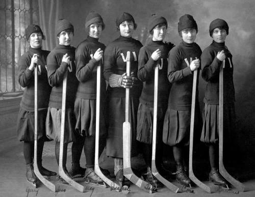 the1920sinpictures:1915 The Victoria’s women ice hockey team. From Images of Yore, FB.