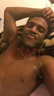 diorminaj:  bait4days:  Daddy Zae Pt.1, 500 notes and I’ll post his other pics and vids 😝 That’s what I call an 🍆! REBLOG   nice 