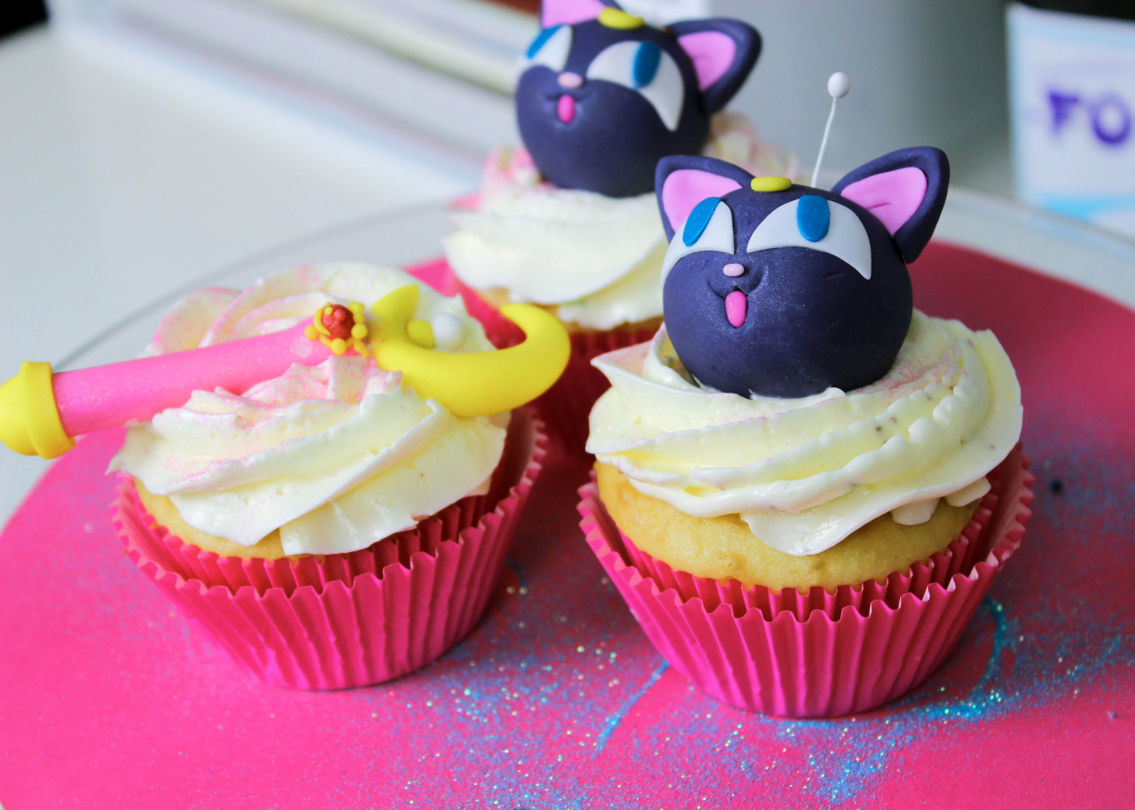 nerdachecakes:  Learn how to make these Magically cute Luna P Ball cupcakes (and