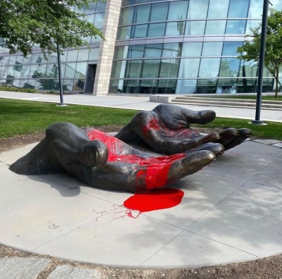 twin-fox:Someone put red paint on the &ldquo;Serve and Protect&rdquo; sculpture